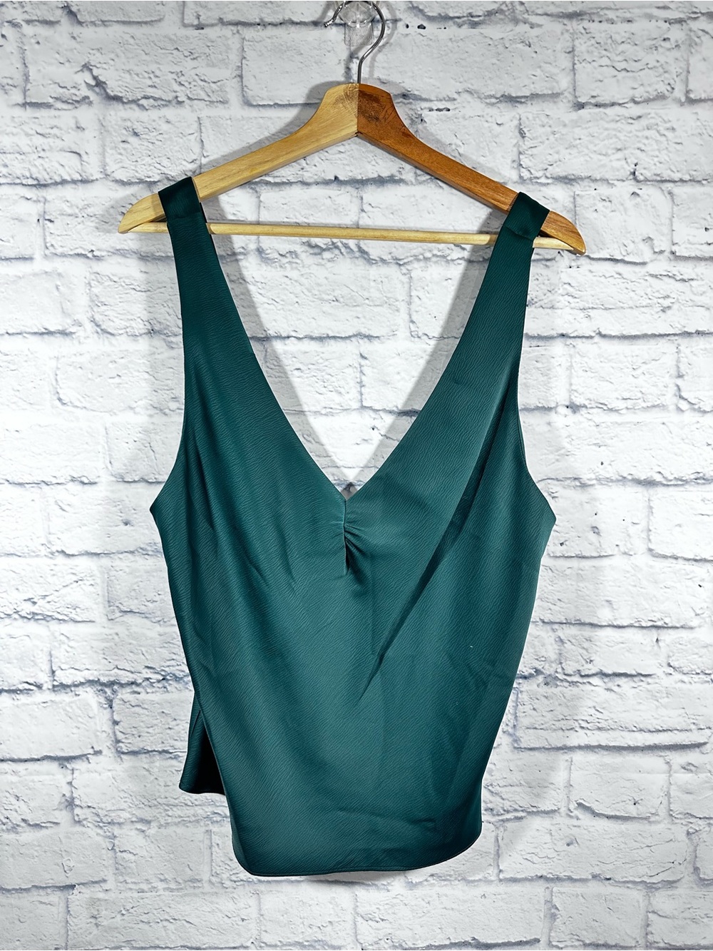 Leyden Sleeveless Emerald Green Satin Sleeveless V-Neck Tank Blouse Sz Large